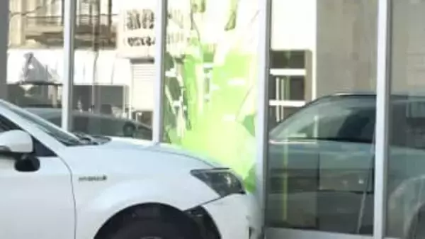 甲府中央郵便局に車突っ込む 衝突事故後…「アクセルを踏みすぎた」 局内にいた女性が足に軽傷 山梨