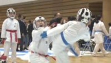 軍配かたどった優勝杯を目指し熱戦 「自分を信じて戦った」 空手団体戦に8県の小中学生が集結 山梨