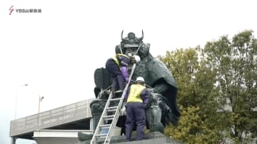 年末恒例・信玄公像の大掃除　観光客も“かっこいい”