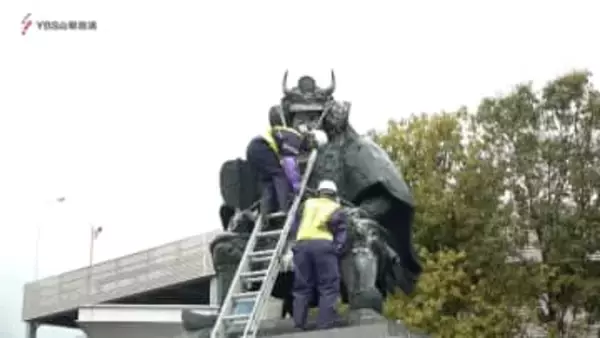 年末恒例・信玄公像の大掃除　観光客も“かっこいい”