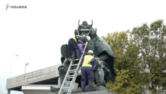 年末恒例・信玄公像の大掃除　観光客も“かっこいい”