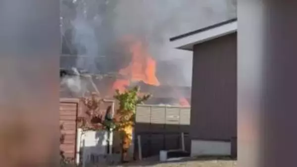 グランピング施設で火事 管理棟など2棟全焼 たき火に使った木から延焼か 山梨・山中湖村