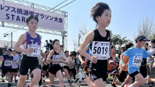 「桃や桜の花がお出迎え 桃源郷マラソン 3,500人超が健脚競う  前回に続き「2冠達成」の家族も 山梨」の画像