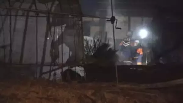 保管の炭から出火か 北杜市で火事 倉庫など2棟と車両2台を全焼 母屋の一部に延焼  山梨