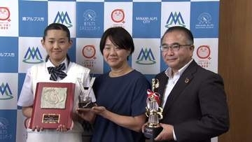 手話スピーチで日本一！女子高校生が市長を表敬訪問 悩んだ経験や家族への感謝披露 山梨