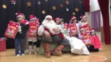 「ドキドキしたけど、優しかった」 フィンランドからサンタクロース 保育園を訪問 山梨・北杜市