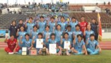 軍配を手に堂々行進 山梨学院イレブン 全国高校サッカー選手権開会式 29日の1回戦で京都橘に挑む