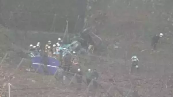 ミキサー車の転落事故 運転席の男性が救助され病院に搬送 意識不明の重体か 山梨