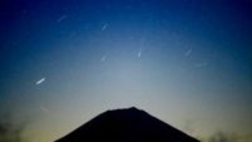 18万年ぶり接近！パンスターズ彗星が富士山と“共演” 観測は22日が最後か 山梨