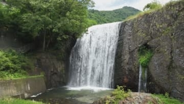 山梨県甲州市 大正時代に作られた国の登録文化財「勝沼えん堤」で涼を楽しむ