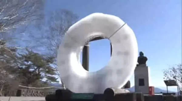 【冬の風物詩】 清里に巨大“氷のリース”お目見え 小学校に“手づくり”スケートリンク 山梨