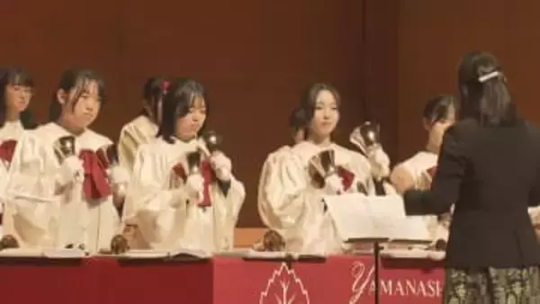 山梨英和中高でクリスマス礼拝 讃美歌やハンドベルの演奏を披露 130年以上続く伝統行事 山梨