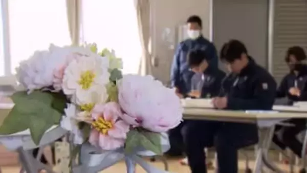 卒業生に贈るコサージュ 「思いを込めて作った」 桃花台学園の2年生が手作り 山梨・笛吹市