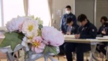 卒業生に贈るコサージュ 「思いを込めて作った」 桃花台学園の2年生が手作り 山梨・笛吹市