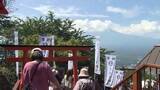 「富士山と河口湖を一望 訪日客の人気スポットがリニューアル 鳥居や灯ろう設置 山梨」の画像1
