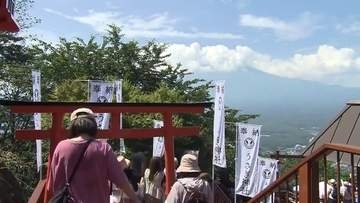 富士山と河口湖を一望 訪日客の人気スポットがリニューアル 鳥居や灯ろう設置 山梨