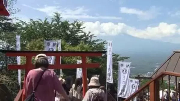 富士山と河口湖を一望 訪日客の人気スポットがリニューアル 鳥居や灯ろう設置 山梨