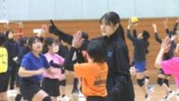中学進学前にバレーボール教室 2年連続日本一のチームが指導 124チームが参加する大会の開会式も 山梨