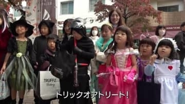 “トリック・オア・トリート”　仮装をした子どもたちが商店街でパレード