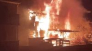 「爆発音が鳴り続けてた」 住宅を全焼➡焼け跡から1人の遺体 この家に住む86歳の男性か 山梨・甲府市