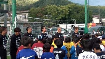 元日本代表がサッカー教室 小野伸二さんら7人 小学生の“夏の思い出”に 山梨