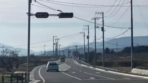 信号待ちの車にスプレー強盗 28万円入りのかばん奪う “バイク男” が逃走 山梨・南アルプス市