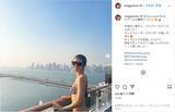 「マギー、水着姿でクルーズ船のプールを満喫するオフショットを公開！」の画像1