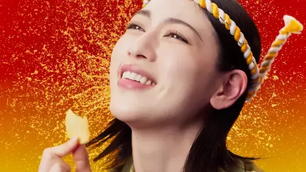 「三吉彩花、巨大レモン太鼓を豪快に打ち鳴らす！『湖池屋ストロング』新CMで爽快感全開」の画像