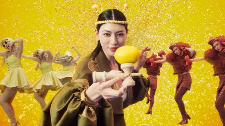 三吉彩花、巨大レモン太鼓を豪快に打ち鳴らす！『湖池屋ストロング』新CMで爽快感全開
