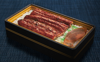 コンビニうな重のレベルを超えた！？ファミマ「上 鹿児島県産うなぎ蒲焼重」を実食！ホロホロ食感に感動