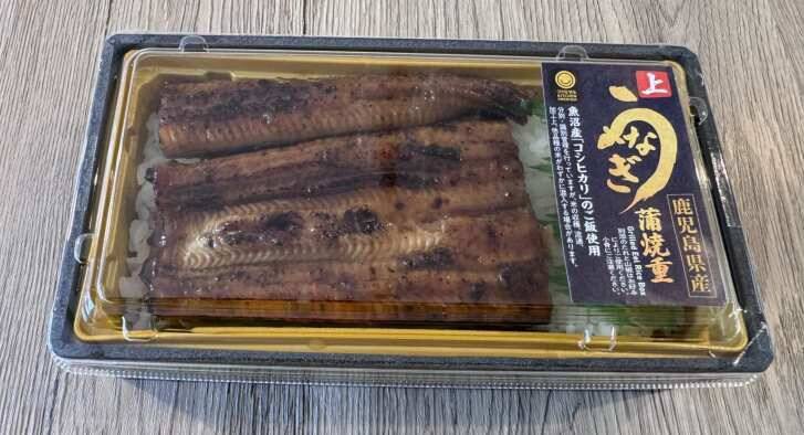 コンビニうな重のレベルを超えた！？ファミマ「上 鹿児島県産うなぎ蒲焼重」を実食！ホロホロ食感に感動