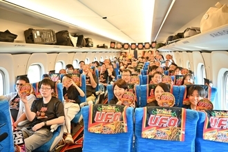 CMの世界が現実に！『日清焼そばU.F.O. ソースエクスプレス』新幹線で特別運行