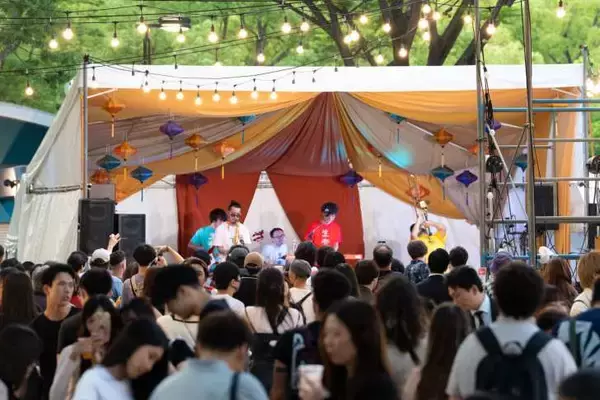 「代々木公園 ケヤキ並木でアジアの夜市体験を楽しめる「星と太陽のマーケット」7月2日より開催！」の画像