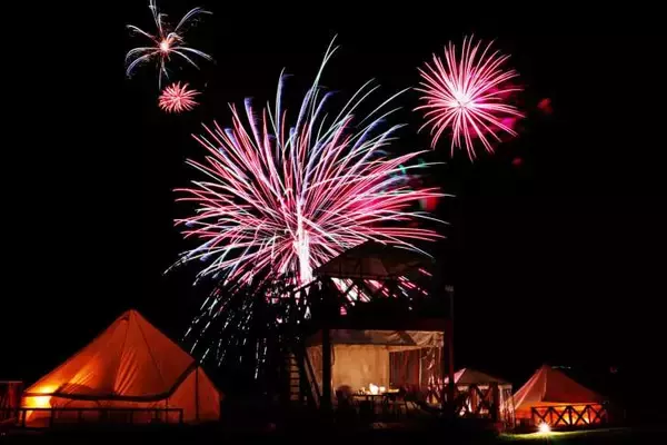 「マザー牧場、打ち上げ花火やナイト遊園地で夜も楽しめる「サマーナイトファーム」7月26日より開催！」の画像