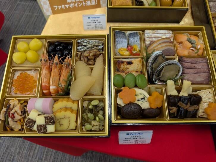 「ファミマのおせち2026」は過去最大35品をラインアップ！　昨年好評だった「欲望おせち」「背徳おせち」など贅沢版も再登場