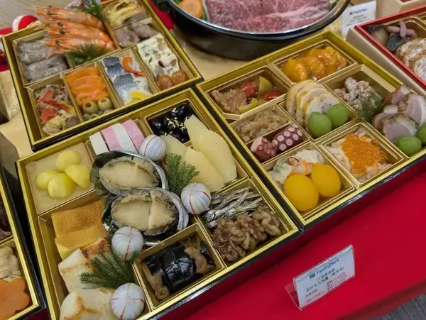 「「ファミマのおせち2026」は過去最大35品をラインアップ！　昨年好評だった「欲望おせち」「背徳おせち」など贅沢版も再登場」の画像