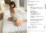 「時東ぁみ、ベッドの上で“彼シャツ”姿のグラビアショット公開！「綺麗過ぎる」「可愛い＆セクシー」」の画像1
