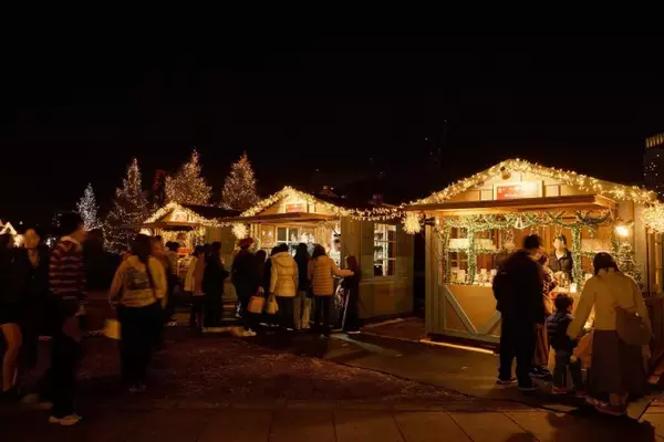 「横浜赤レンガに“ポケモンの冬”が出現！ピカチュウが灯すホリデー体験『Pokémon Happy Holidays』」の画像