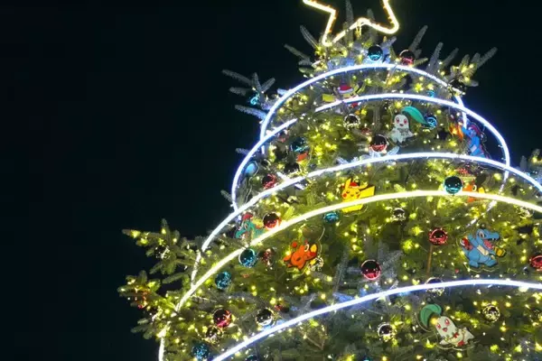 「横浜赤レンガに“ポケモンの冬”が出現！ピカチュウが灯すホリデー体験『Pokémon Happy Holidays』」の画像