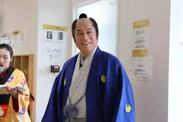 「松平健、chocoZAP店舗にサプライズで登場！武士の姿でトレーニングを実践」の画像