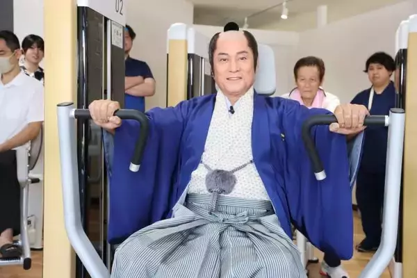 「松平健、chocoZAP店舗にサプライズで登場！武士の姿でトレーニングを実践」の画像