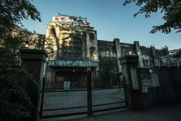 「富士急ハイランド、圧倒的なリアリティと没入感！ホラーアトラクション「戦慄迷宮～闇に蠢く病棟～」7月20日より再始動」の画像