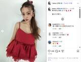 「板野友美、デコルテ全開の赤キャミソール姿公開！「美しくて可愛い！」「お人形さんみたい」」の画像1