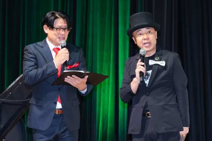 見上愛＆竹内涼真、“出走ゲート”からサプライズ登場！「第93回 日本ダービー」PR発表会開催
