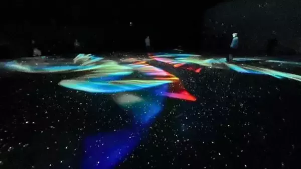 「横浜赤レンガ倉庫で無数の星と壮大な宇宙を体感できるのアートプラネタリウム「星とたたずむ」7月26日より開催！」の画像