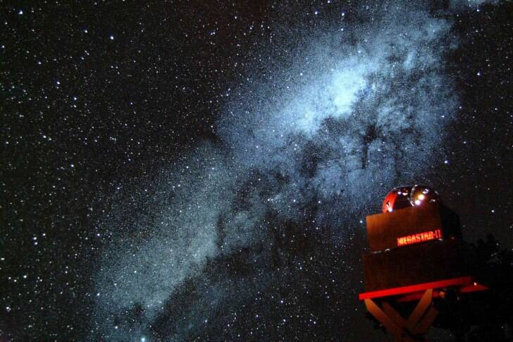 横浜赤レンガ倉庫で無数の星と壮大な宇宙を体感できるのアートプラネタリウム「星とたたずむ」7月26日より開催！