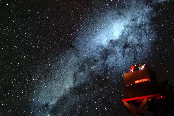 「横浜赤レンガ倉庫で無数の星と壮大な宇宙を体感できるのアートプラネタリウム「星とたたずむ」7月26日より開催！」の画像