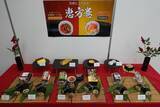 「牛肉がっつり！海鮮ぎっしり！ファミマの恵方巻2023、予約困難な焼肉店「肉山」とのコラボ恵方巻と、贅沢食材が詰まった「贅沢海鮮恵方巻」試食会開催」の画像1