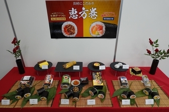 牛肉がっつり！海鮮ぎっしり！ファミマの恵方巻2023、予約困難な焼肉店「肉山」とのコラボ恵方巻と、贅沢食材が詰まった「贅沢海鮮恵方巻」試食会開催