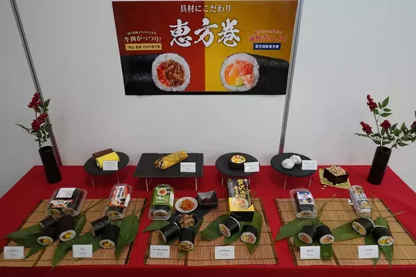 牛肉がっつり！海鮮ぎっしり！ファミマの恵方巻2023、予約困難な焼肉店「肉山」とのコラボ恵方巻と、贅沢食材が詰まった「贅沢海鮮恵方巻」試食会開催